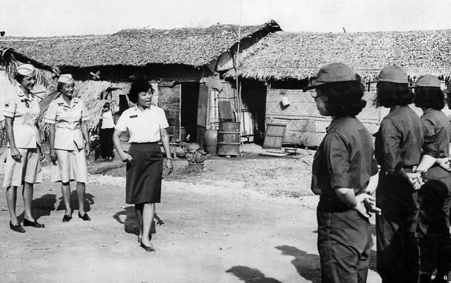 Dai uy Ho Thi Ve va 2 nu qnuan nhan co van Hoa Ky huong dan can ban quan su cho cac khoa sinh nu quan nhan, hinh chup vao nam 1965