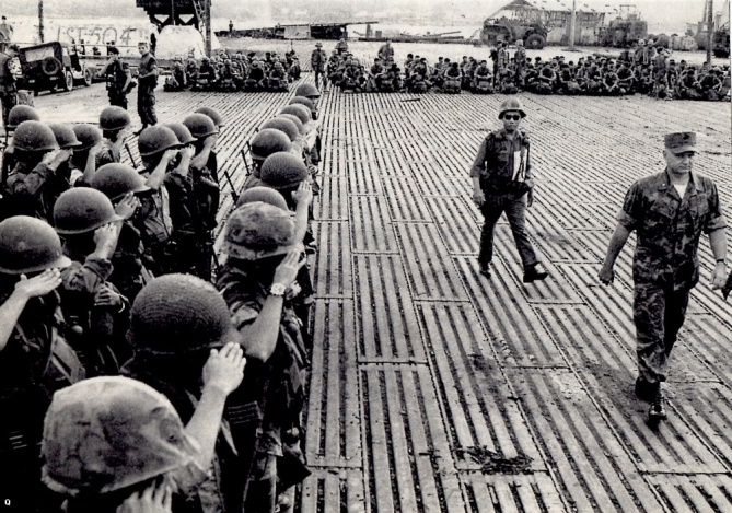 Tiểu đoàn BDQ dàn binh tại cầu tàu cho Đại tá Nghĩa vien tướng Mỹ duyệt binh tại bến tàu Mỹ Thủy nam 1972 .jpg