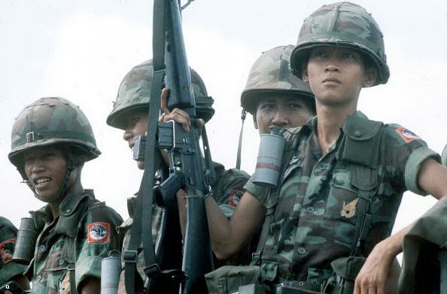 VNCH - Người lính VNCH trong lửa đạn và sau trận chiến Cac-chien-si-nhay-du-chien-dau-den-gio-phut1-sau-cung-ngay-30-thang-4-nam-1975